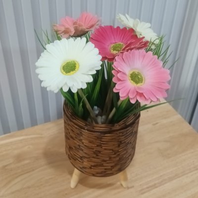 ดอกเยอบีร่าปลอมในตะกร้าสานหวายเทียม (พลาสติก)ขาไม้ Artificial gerbera