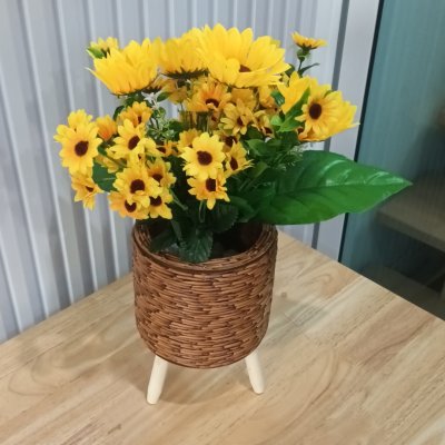 ดอกทานตะวันปลอมดอกไม้ประดิษฐ์ในตะกร้าสานขาไม้ Artificial sunflower in basket with wooden stand