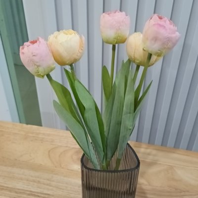 ช่อดอกทิวลิปปลอมในแจกันพลาสติกสีขาว Artificial tulip in a white plastic vase