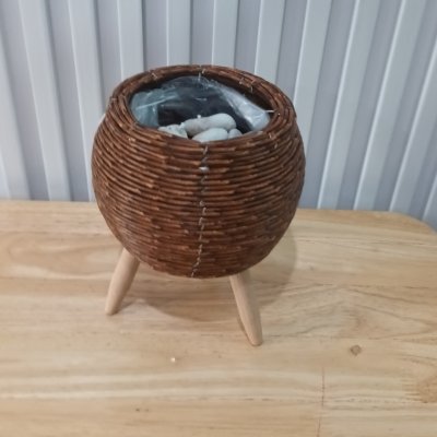 ตะกร้าสานหวายเทียม (พลาสติก) ขาตั้งไม้ Wicker basket (plastic) with a wooden stand