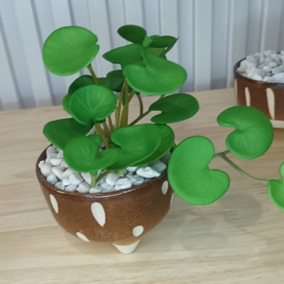 ต้นไม้เลื้อยปลอมประดิษฐ์ขนาดเล็กในกระถางเซรามิก 3.5 นิ้ว Artificial plant in ceramic pot.