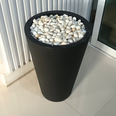 12 นิ้ว กระถางพลาสติกสีขาวทรงสูง มีหินและโฟม White tall plastic pot