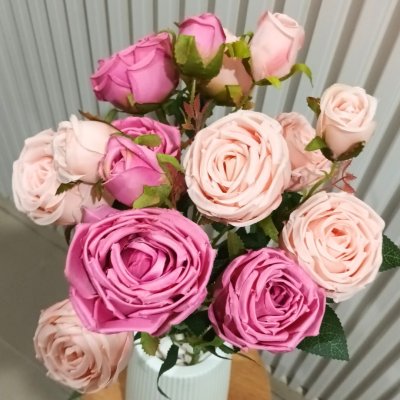 ดอกกุหลาบปลอมดอกไม้ประดิษฐ์ 5 กิ่งต่อช่อ แจกันพลาสติกสีขาวทรงสูง Artificial rose flowers