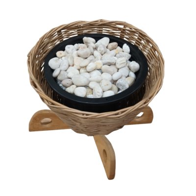 ตะกร้าหวายขาตั้งไม้ใส่กระถางต้นไม้ปลอม basket with a wooden stand for artificial potted plants.