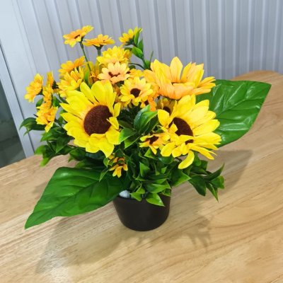 ดอกทานตะวันปลอมดอกไม้ประดิษฐ์ในตะกร้าสานขาไม้ Artificial sunflower in basket with wooden stand