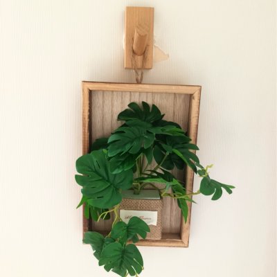ต้นไม้เลื้อยปลอมประดิษฐ์บนกรอบไม้ artificial vine mounted on a wooden frame