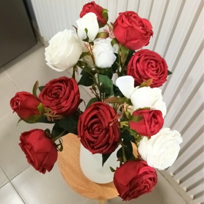 ดอกกุหลาบปลอมดอกไม้ประดิษฐ์ 5 กิ่งต่อช่อ แจกันพลาสติกสีขาวทรงสูง Artificial rose flowers