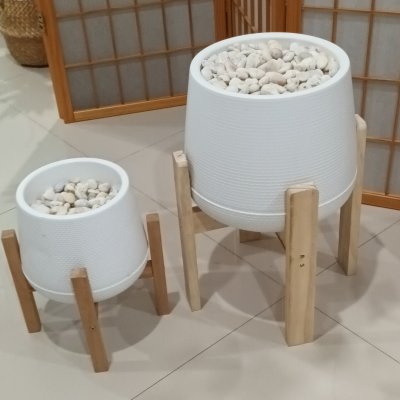 กระถางเบลล่า7-9นิ้วพร้อมขาตั้งไม้ Bella 7-9-inch pot with wooden stand กระถางเบลล่า7-9นิ้วพร้อมขาตั้งไม้ Bella 7-9-inch pot with wooden stand