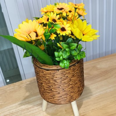 ดอกทานตะวันปลอมดอกไม้ประดิษฐ์ในตะกร้าสานขาไม้ Artificial sunflower in basket with wooden stand