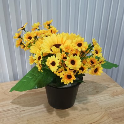 ดอกทานตะวันปลอมดอกไม้ประดิษฐ์สีเหลืองในตะกร้าหวาย Artificial yellow sunflower in a wicker basket.