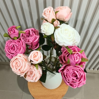 ดอกกุหลาบปลอมดอกไม้ประดิษฐ์ 5 กิ่งต่อช่อ แจกันพลาสติกสีขาวทรงสูง Artificial rose flowers