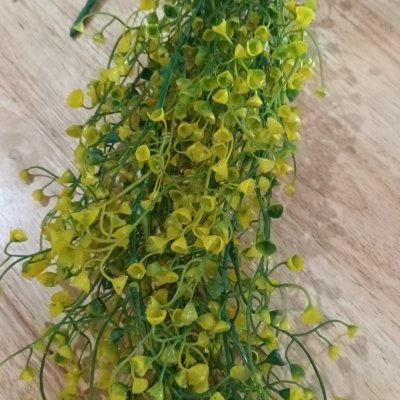 ดอกไม้เลื้อยปลอมดอกไม้ประดิษฐ์ในตะกร้าสานแขวนผนัง Artificial climbing flowers in a woven wall basket.