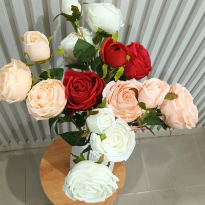 ดอกกุหลาบปลอมดอกไม้ประดิษฐ์ 5 กิ่งต่อช่อ แจกันพลาสติกสีขาวทรงสูง Artificial rose flowers