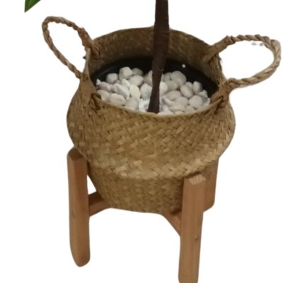 ตะกร้าสานกับขาตั้งไม้ Woven basket with a wooden stand