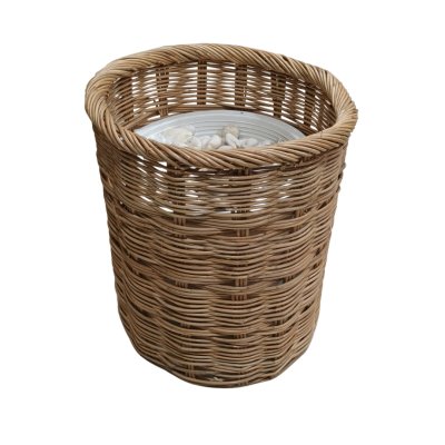 ตะกร้าสานกับขาตั้งไม้ Woven basket with a wooden stand