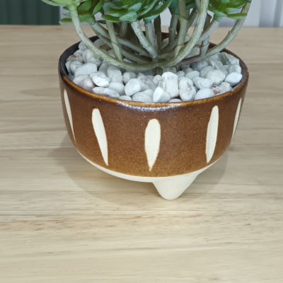 แคคตัสปลอมต้นไม้ประดิษฐ์ในกระถางเซรามิก Artificial cactus in a ceramic pot.
