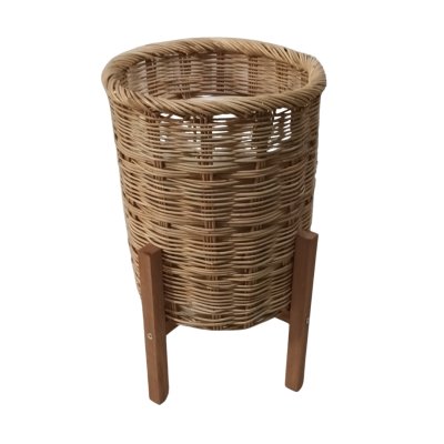 ตะกร้าสานกับขาตั้งไม้ Woven basket with a wooden stand