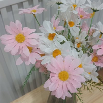 ดอกเดซี่ก้านปลอมดอกไม้ประดิษฐ์ 10 กิ่งต่อช่อ โทนสองสี แจกันแก้วทรงสูง Artificial daisy flowers