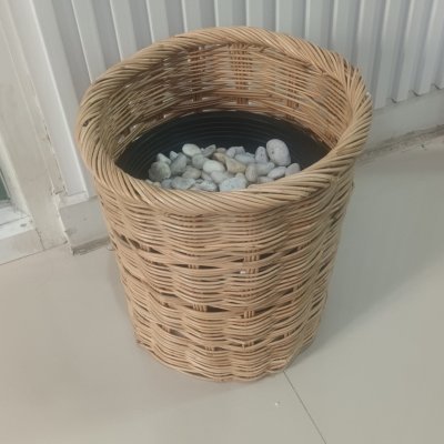 ตะกร้าสานกับขาตั้งไม้ Woven basket with a wooden stand