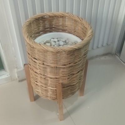 ตะกร้าสานกับขาตั้งไม้ Woven basket with a wooden stand