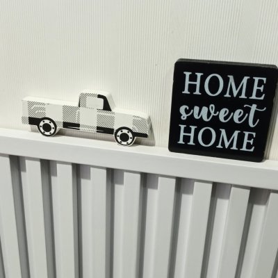 รถไม้และป้ายตกแต่งแนววินเทจ Wooden cars and vintage-style decorative signs.