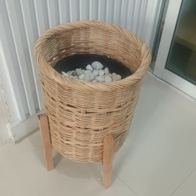 ตะกร้าสานกับขาตั้งไม้ Woven basket with a wooden stand