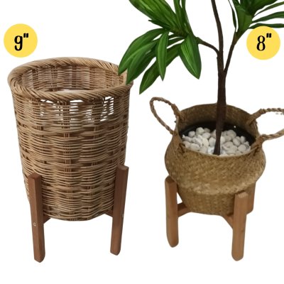 ตะกร้าสานกับขาตั้งไม้ Woven basket with a wooden stand