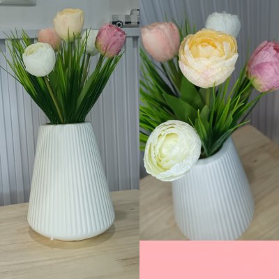 ช่อดอกทิวลิปปลอมในแจกันพลาสติกสีขาว Artificial tulip in a white plastic vase