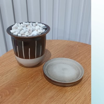 กระถางเซรามิกพร้อมจานรอง (โฟมและหินตกแต่ง) Ceramic pot with saucer