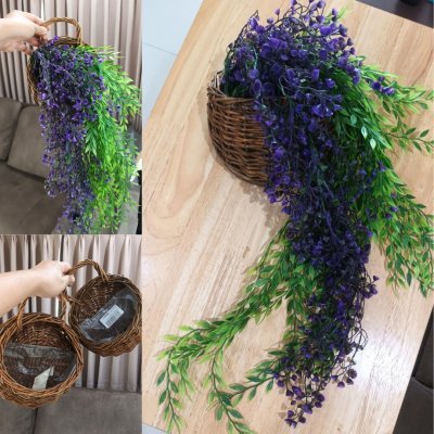 ดอกไม้เลื้อยปลอมดอกไม้ประดิษฐ์ในตะกร้าสานแขวนผนัง Artificial climbing flowers in a woven wall basket.