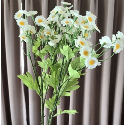 ดอกคาโมมายล์ปลอม Artificial white chamomile flower.