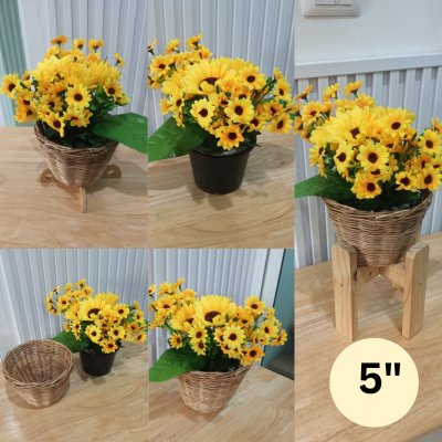 ดอกทานตะวันปลอมดอกไม้ประดิษฐ์สีเหลืองในตะกร้าหวาย Artificial yellow sunflower in a wicker basket.