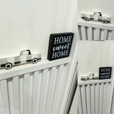 รถไม้และป้ายตกแต่งแนววินเทจ Wooden cars and vintage-style decorative signs.