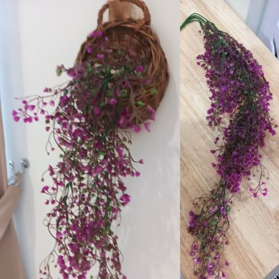 ดอกไม้ปลอมสีสวยในตะกร้าสานแขวนผนัง Beautiful artificial flowers in a woven wall basket.
