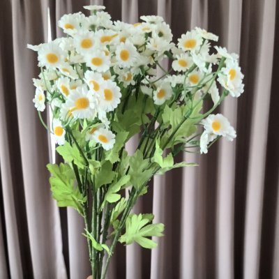 ดอกคาโมมายล์ปลอม Artificial white chamomile flower.