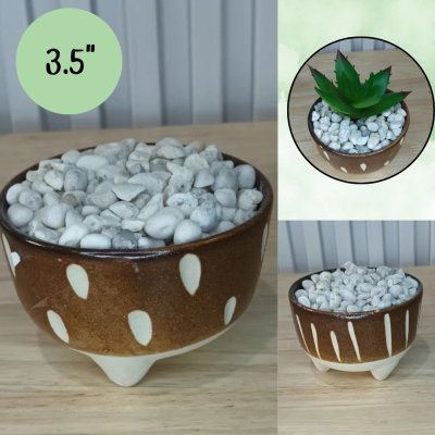 กระถางเซรามิกพร้อมโฟมและหินสำหรับต้นไม้ปลอม Ceramic pot with foam and stones.