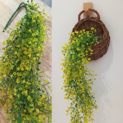 ดอกไม้ปลอมสีสวยในตะกร้าสานแขวนผนัง Beautiful artificial flowers in a woven wall basket.