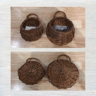 ตะกร้าสานแขวนผนังต้นไม้ปลอมใส่ของใช้ของตกแต่ง Woven wall-mounted basket for holding decorative items and supplies.