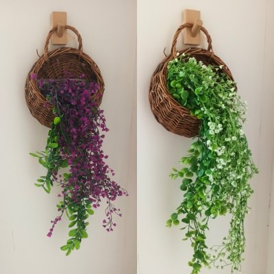 ดอกไม้เลื้อยปลอมดอกไม้ประดิษฐ์ในตะกร้าสานแขวนผนัง Artificial climbing flowers in a woven wall basket.