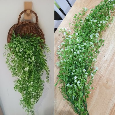 ดอกไม้ปลอมสีสวยในตะกร้าสานแขวนผนัง Beautiful artificial flowers in a woven wall basket.