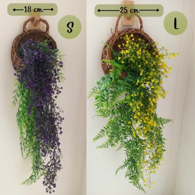 ดอกไม้เลื้อยปลอมดอกไม้ประดิษฐ์ในตะกร้าสานแขวนผนัง Artificial climbing flowers in a woven wall basket.