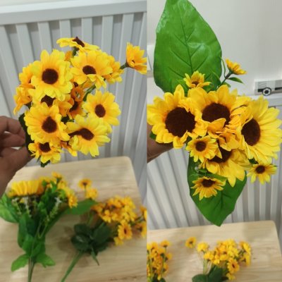 อดอกทานตะวันปลอมประดิษฐ์แจกันแก้ว Artificial sunflowers in a glass vase.