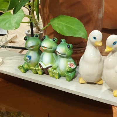 ตุ๊กตากบเรซิ่น 3 ตัวนั่งเรียงกัน Resin frog dolls, 3 sitting in a row