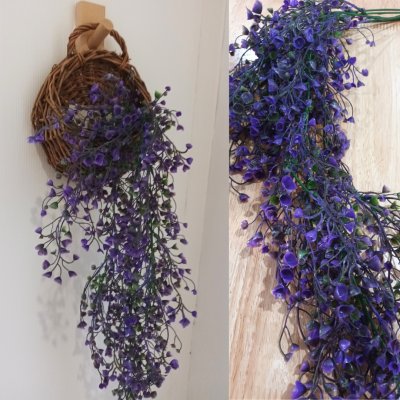 ดอกไม้ปลอมสีสวยในตะกร้าสานแขวนผนัง Beautiful artificial flowers in a woven wall basket.