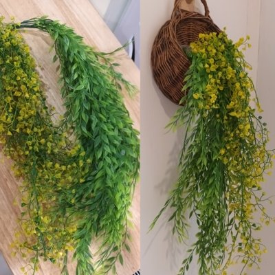 ดอกไม้เลื้อยปลอมดอกไม้ประดิษฐ์ในตะกร้าสานแขวนผนัง Artificial climbing flowers in a woven wall basket.