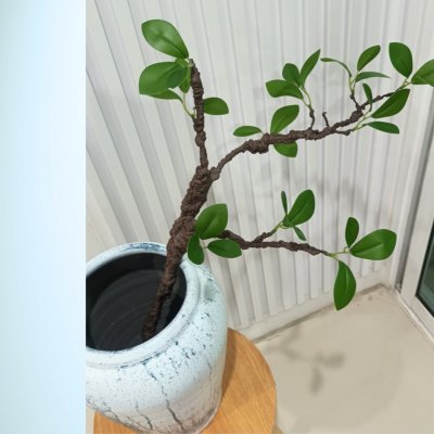 กิ่งไม้ใบไม้ปลอมประดิษฐ์ไหดินเผา Artificial branches and leaves in a clay pot.
