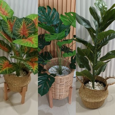 ตะกร้าสานกับขาตั้งไม้ Woven basket with a wooden stand