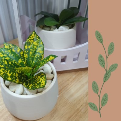 ต้นไม้ปลอมขนาดเล็กกระถาง 5" Small artificial plant with a 5-inch clay pot.