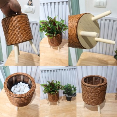 ตะกร้าสานหวายเทียม (พลาสติก) ขาตั้งไม้ Wicker basket (plastic) with a wooden stand