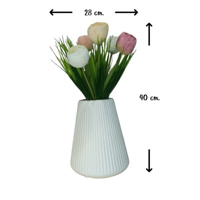 ช่อดอกทิวลิปปลอมในแจกันพลาสติกสีขาว Artificial tulip in a white plastic vase